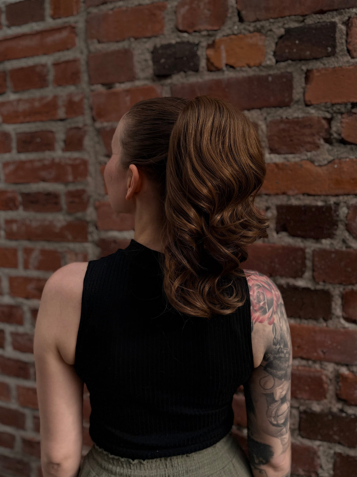 ICHA Beauty Laine kihara poninhäntäpidennys 35cm klipsikiinnitteinen kuituhius