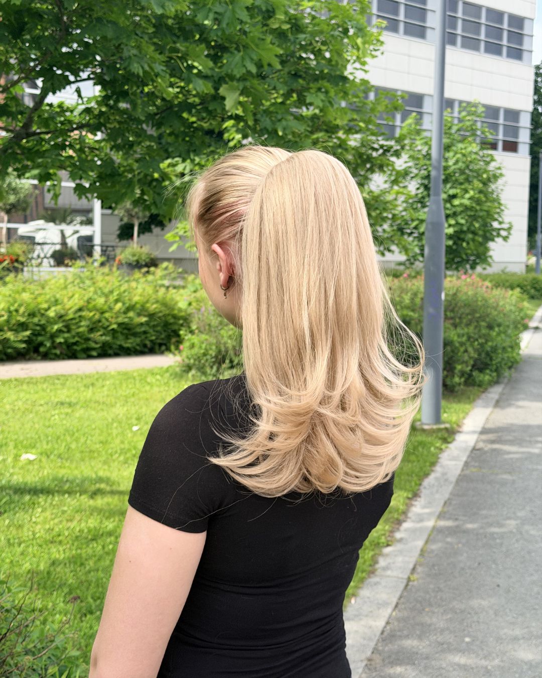 ICHA Beauty Twiggy kihara poninhäntä muotoiltu kampaus